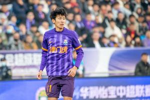 津媒谈谢维军踢中卫：具备高大身材和回追速度 范德文是学习榜样